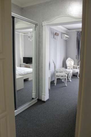 Мини-отель Otel Apartments Киев Двухместный номер Делюкс с 1 кроватью и душем-2